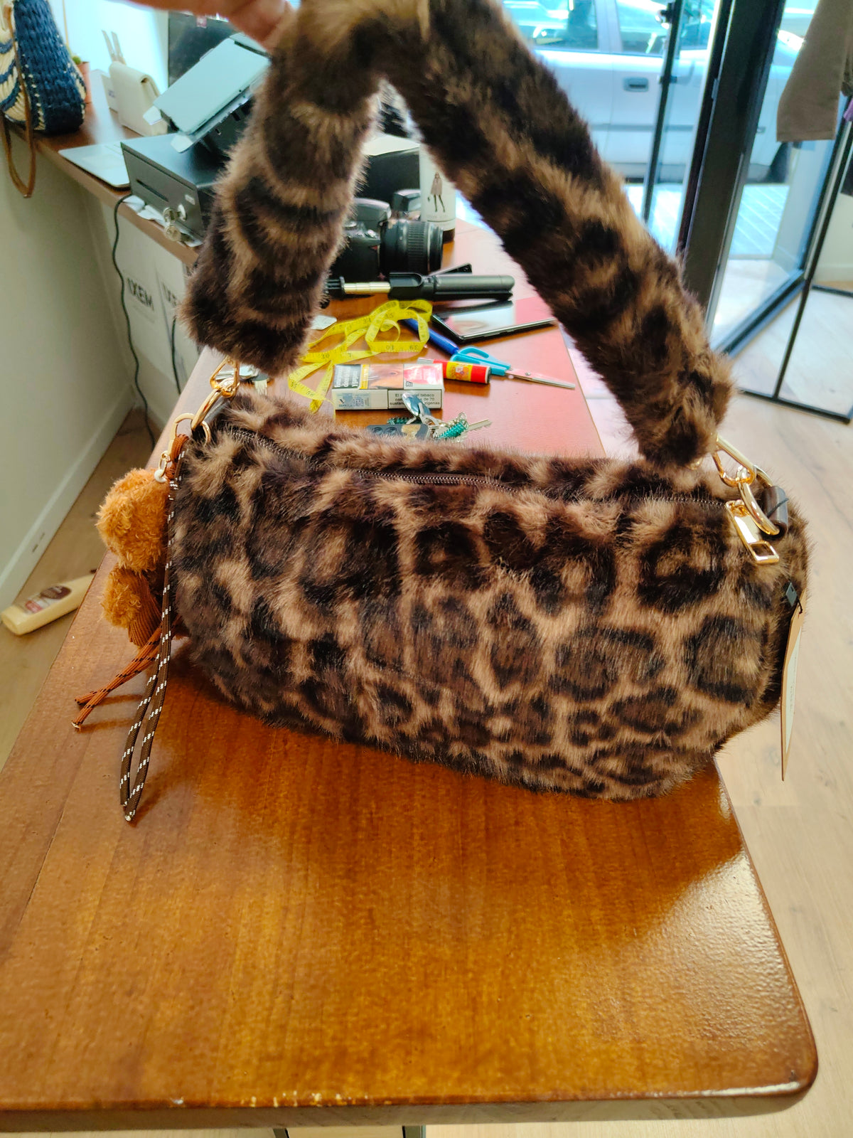 Bolso de Peluche Estampado Leopardo con Doble Asa y Llavero Oso