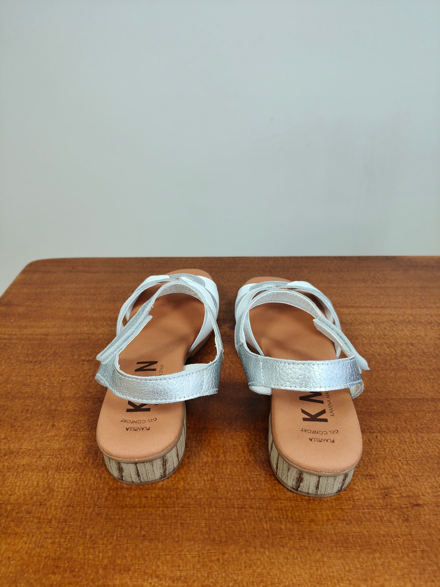 Sandalias de tacón bajo de piel y planta de gel