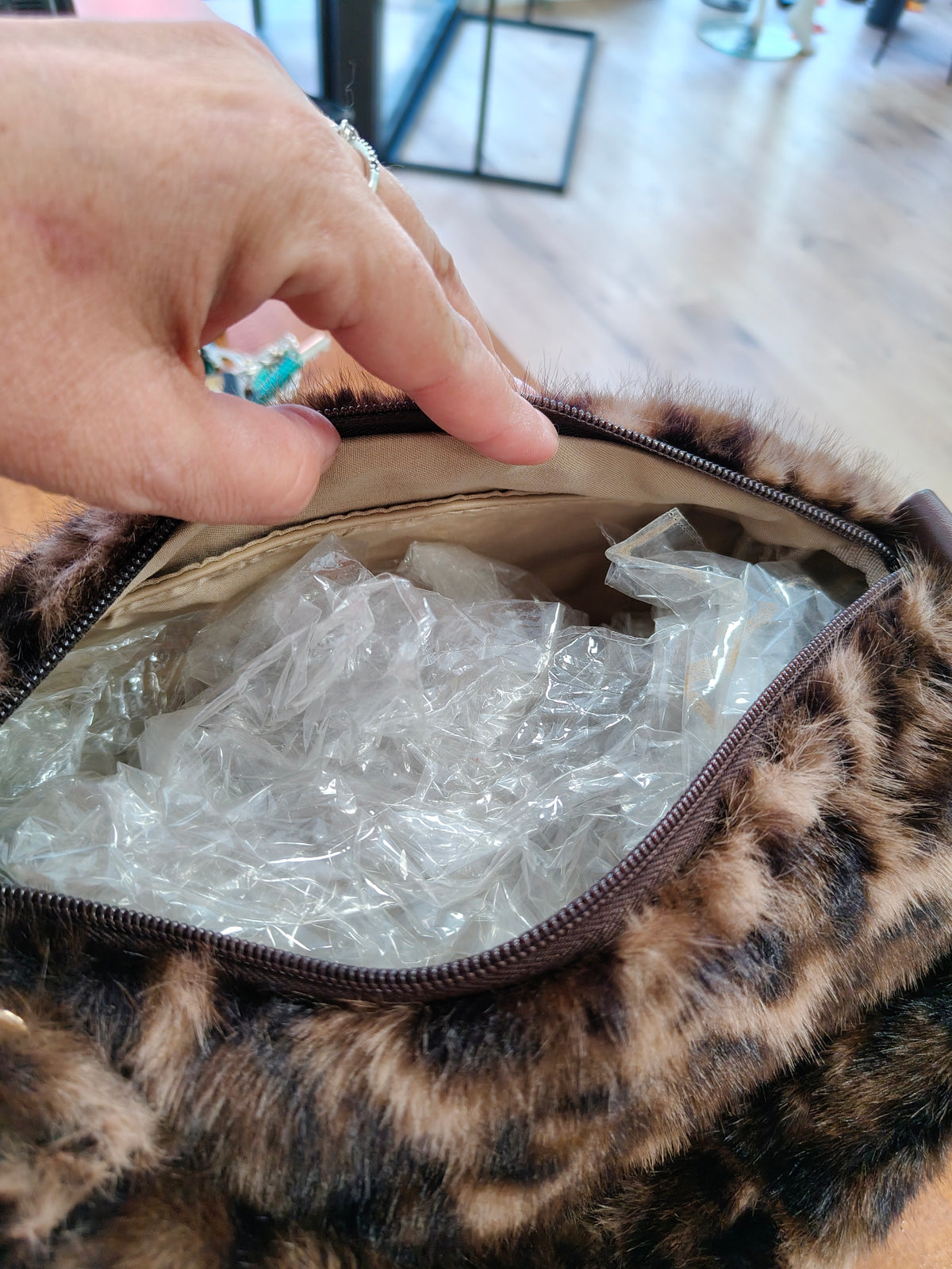 Bolso de Peluche Estampado Leopardo con Doble Asa y Llavero Oso