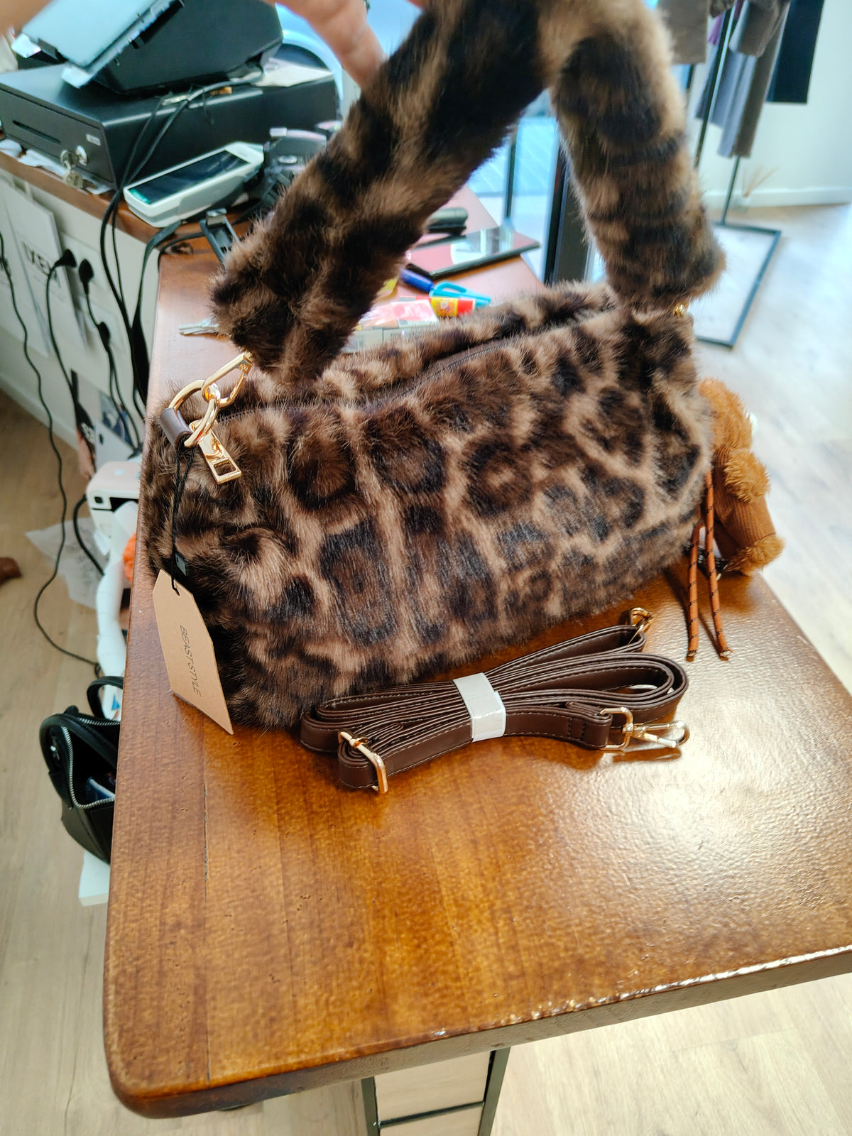 Bolso de Peluche Estampado Leopardo con Doble Asa y Llavero Oso