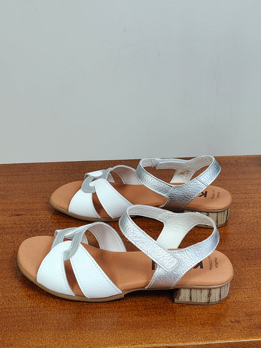Sandalias de tacón bajo de piel y planta de gel